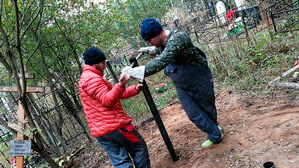 Установка металлической сваи для фундамента памятников