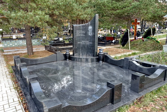 Округлое надгробье из чёрного гранита на одного покойного